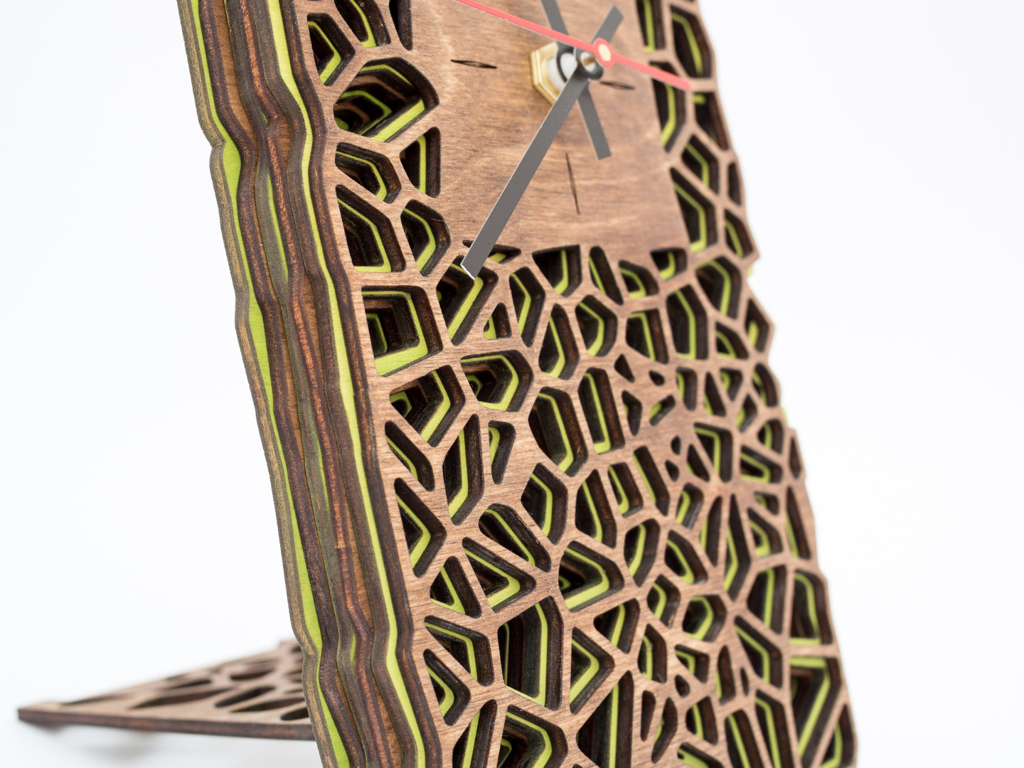 Uhr aus Holz für Schreibtisch oder Wand - Organisches Zweifarbiges Design in Walnuss und Maigrün 7