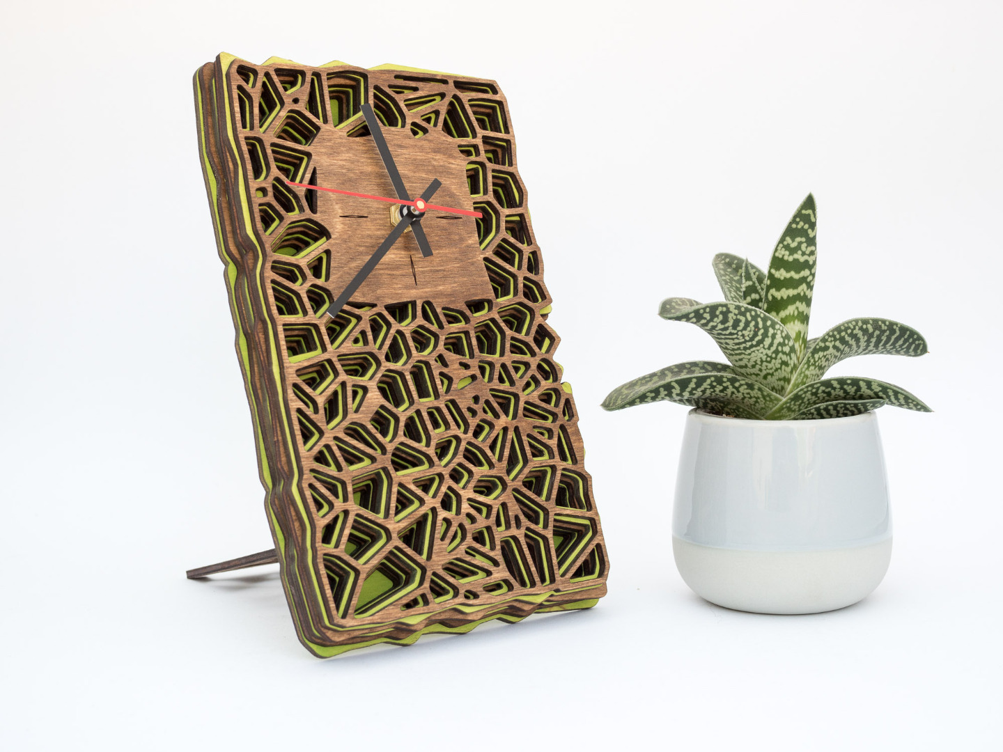 Uhr aus Holz für Schreibtisch oder Wand - Organisches Zweifarbiges Design in Walnuss und Maigrün 6