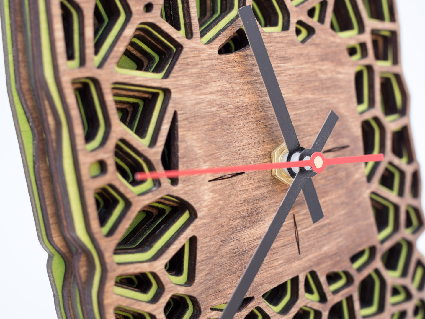Uhr aus Holz für Schreibtisch oder Wand - Organisches Zweifarbiges Design in Walnuss und Maigrün 5
