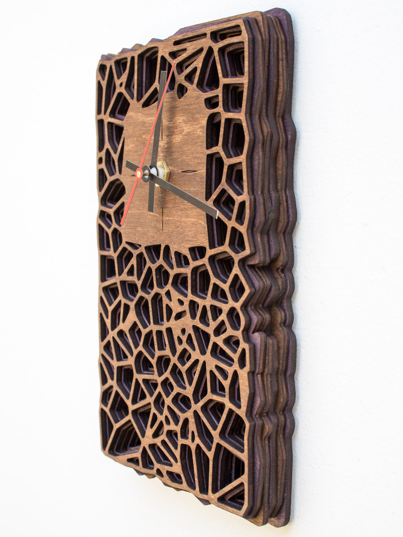 Wanduhr oder Tischuhr aus Holz mit lautlosem Uhrwerk - Organisches Zweifarbiges Design in Walnuss und Violett 6