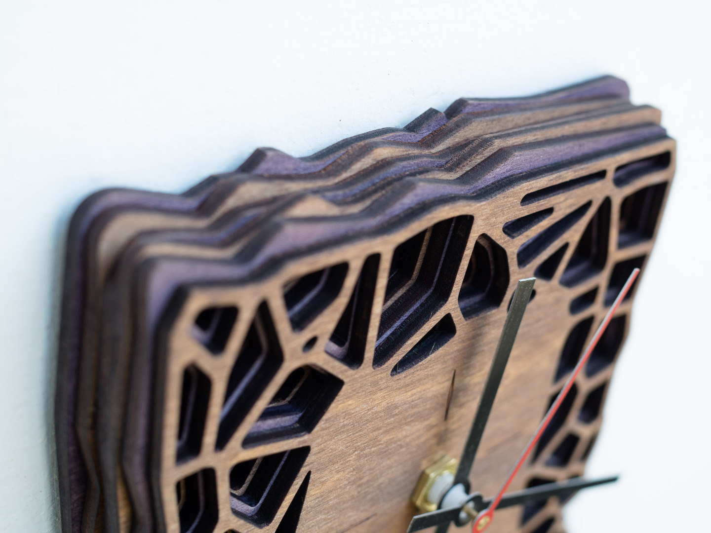 Wanduhr oder Tischuhr aus Holz mit lautlosem Uhrwerk - Organisches Zweifarbiges Design in Walnuss und Violett 7
