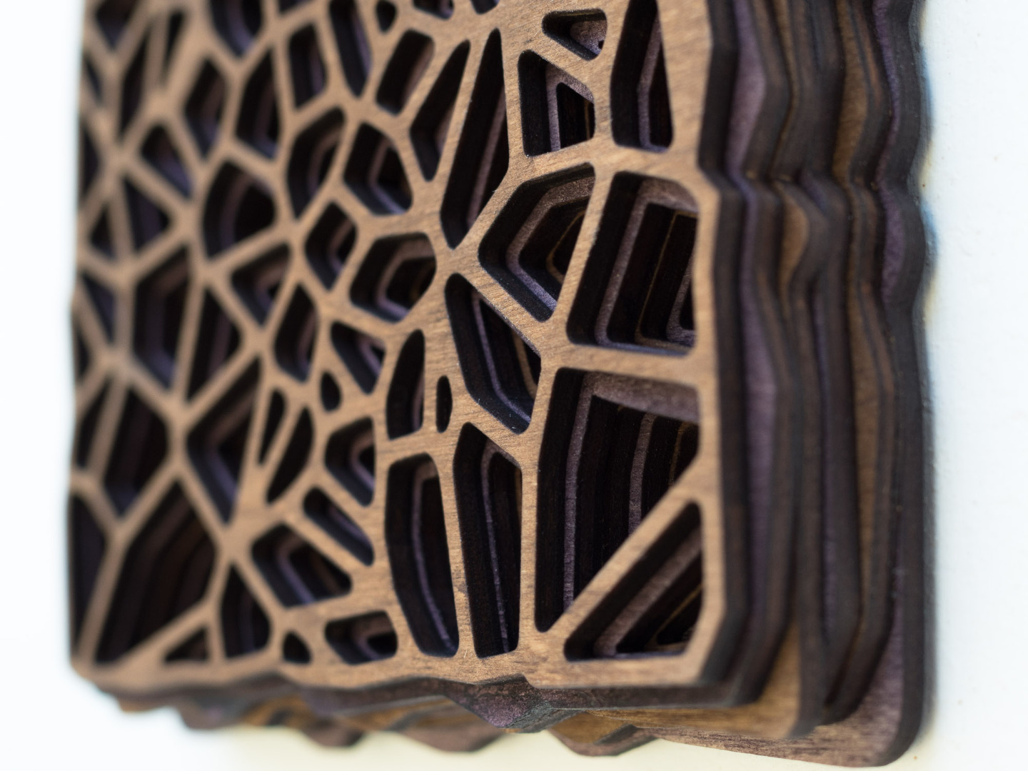 Wanduhr oder Tischuhr aus Holz mit lautlosem Uhrwerk - Organisches Zweifarbiges Design in Walnuss und Violett 8