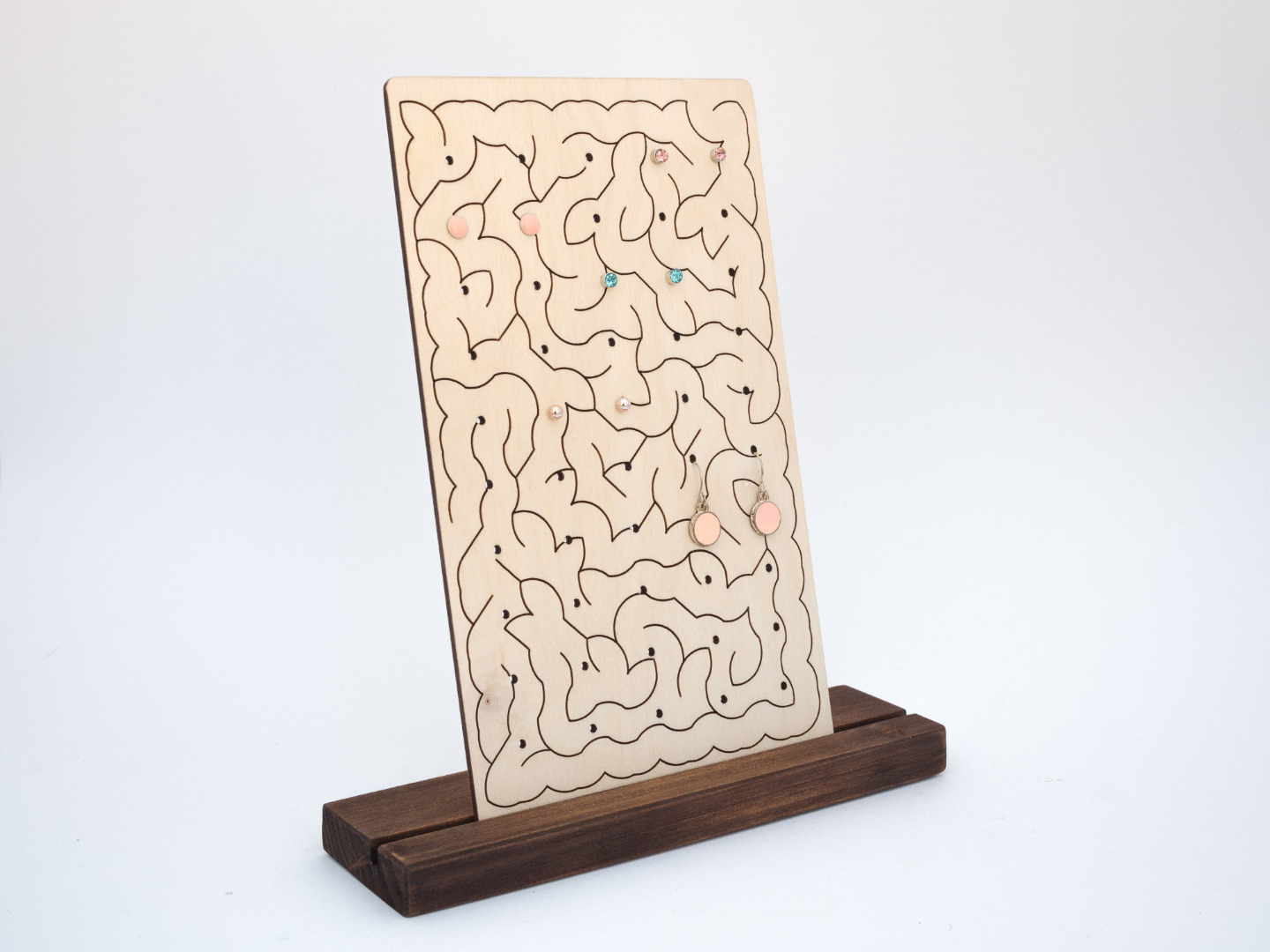 Design Ohrstecker Display aus Holz mit Lasergravur MAZE I 3