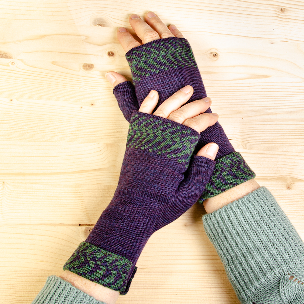 Merino hand warmers pixels in purple and dark green ladies