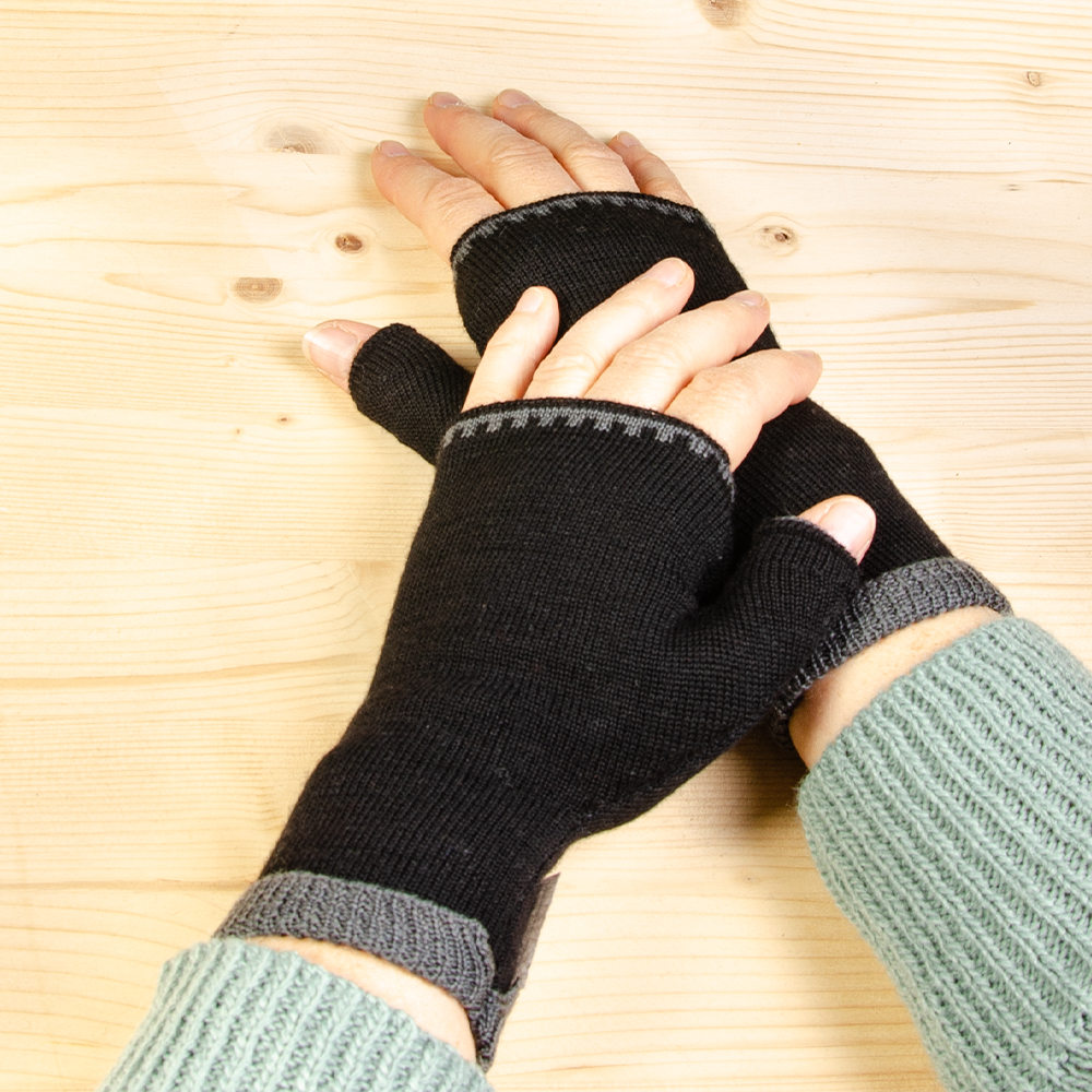 Merino hand warmers in black and gray ladies 3