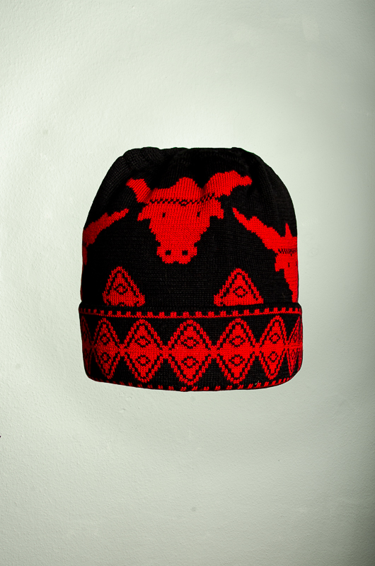 Merino Mütze Stier in den Farben schwarz und rot
