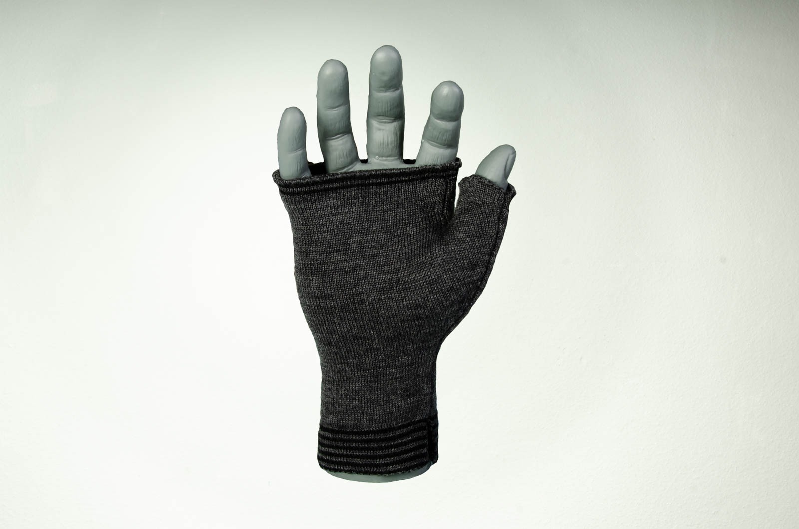 Merino hand warmers men in dark gray and black 2