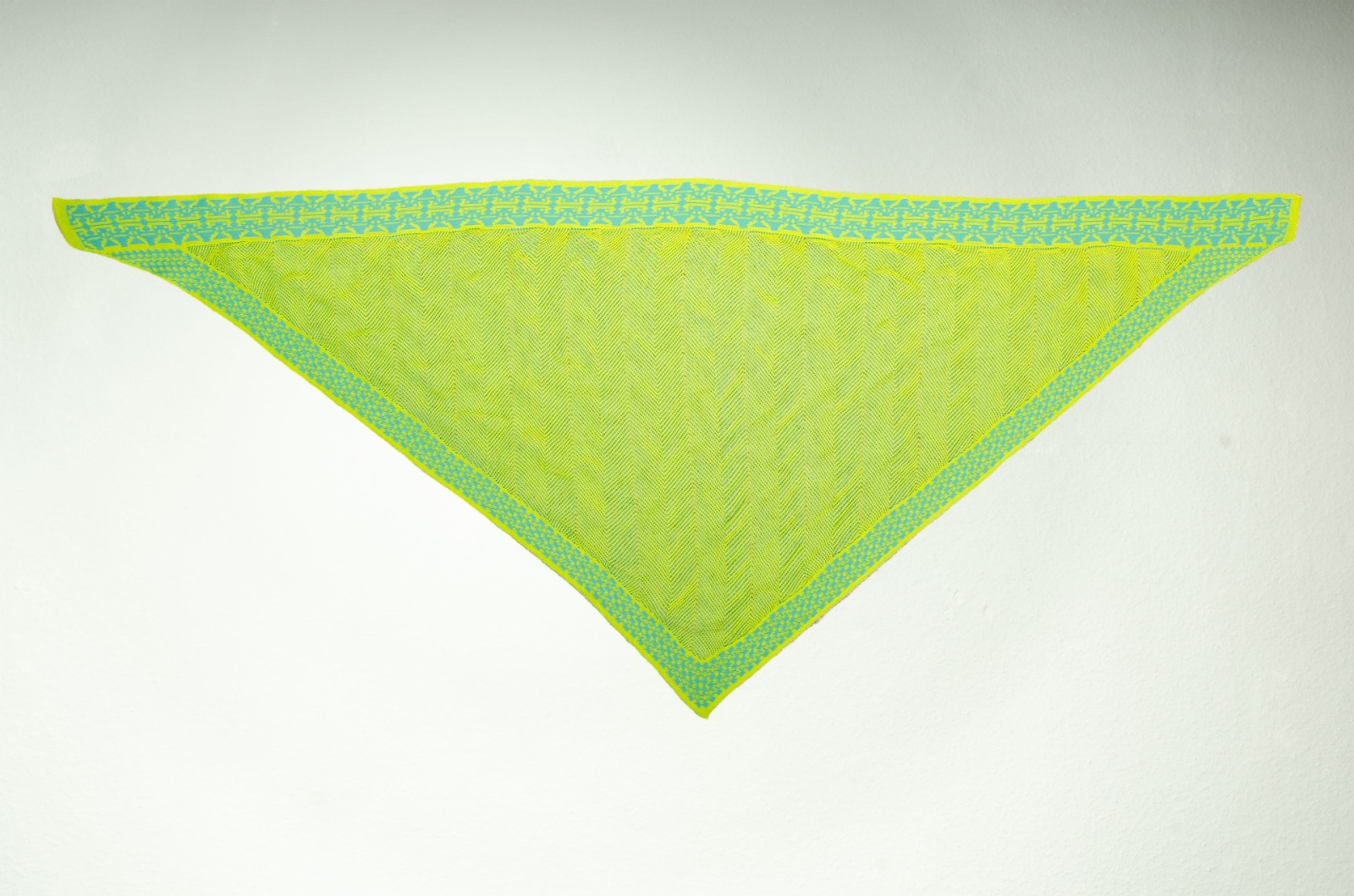 Scarf Shine triangular in lime-green and turquoise 4