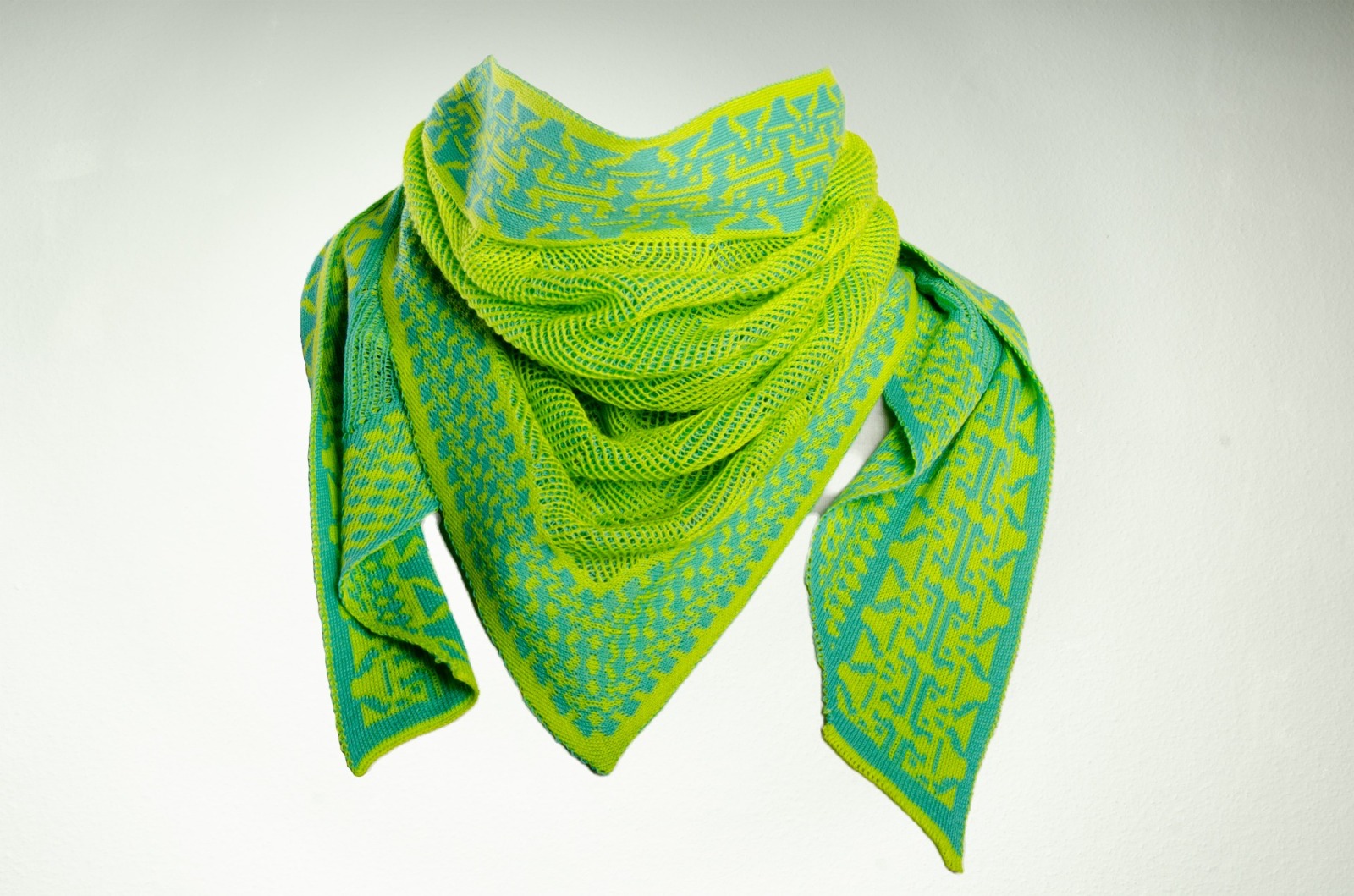 Scarf Shine triangular in lime-green and turquoise 3