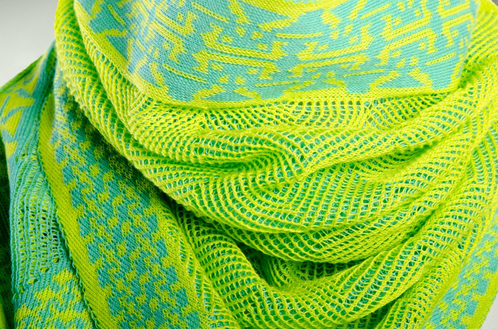 Scarf Shine triangular in lime-green and turquoise 2