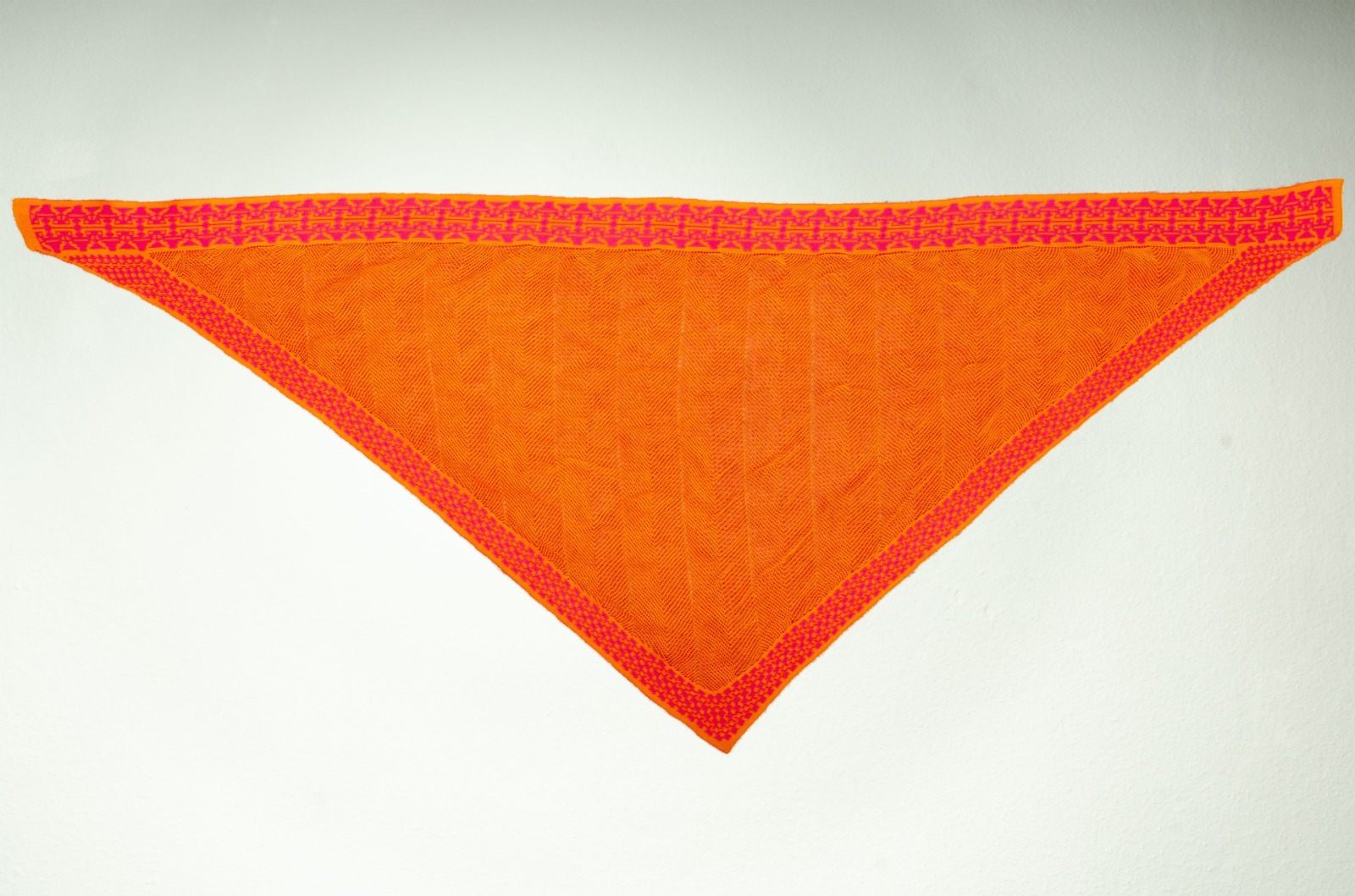 Scarf Shine triangular in orange and pink 5