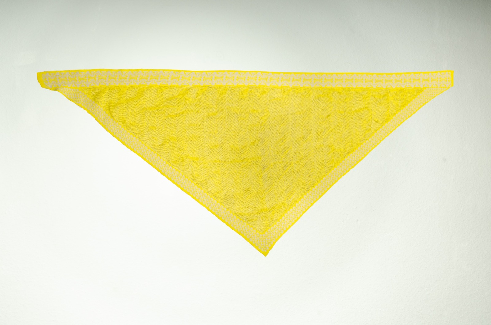 Scarf Shine triangular in lemon and natural 4