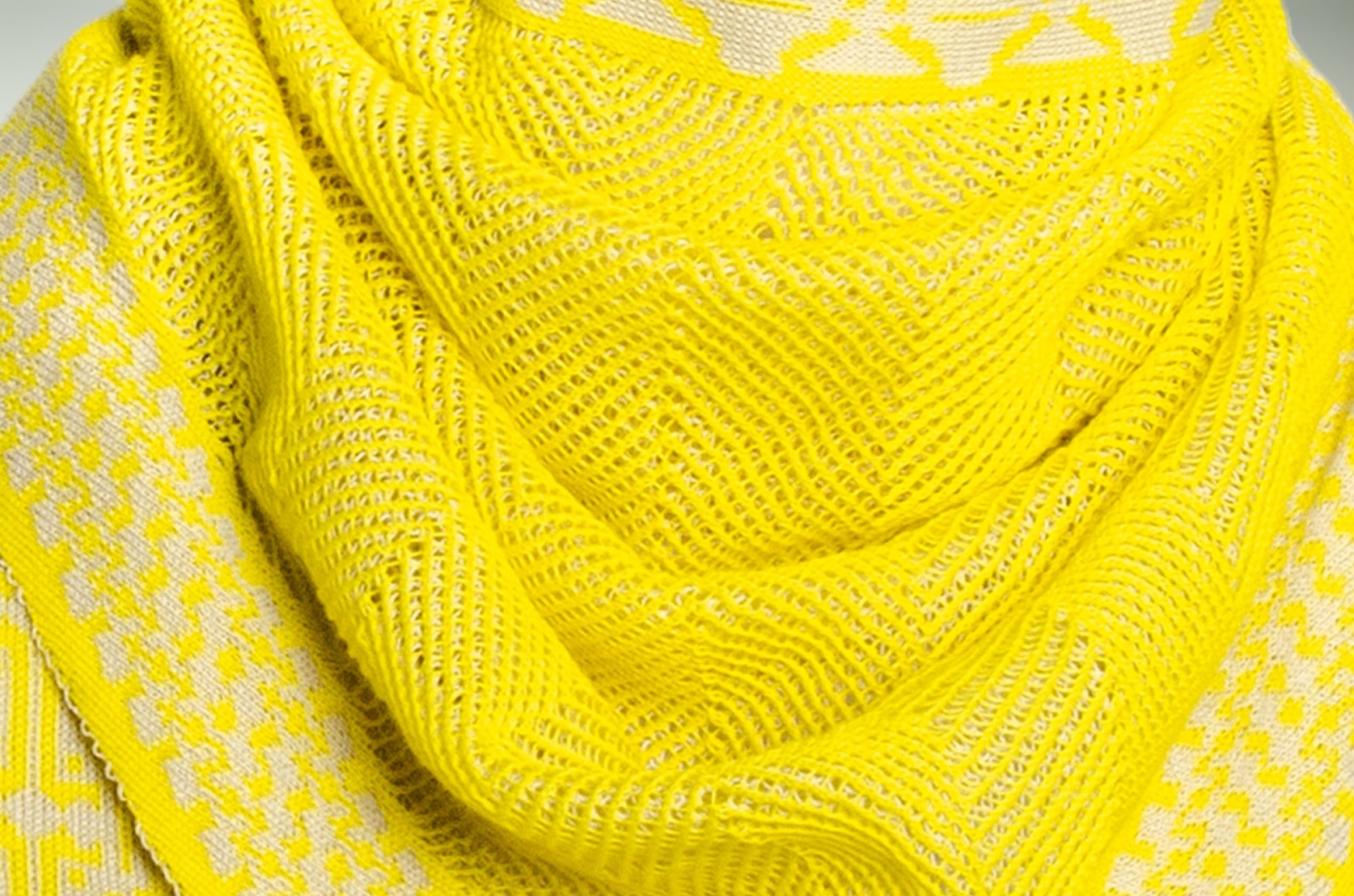 Scarf Shine triangular in lemon and natural 2