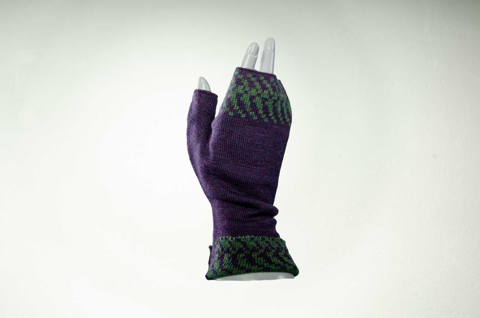 Merino hand warmers pixels in purple and dark green ladies 4