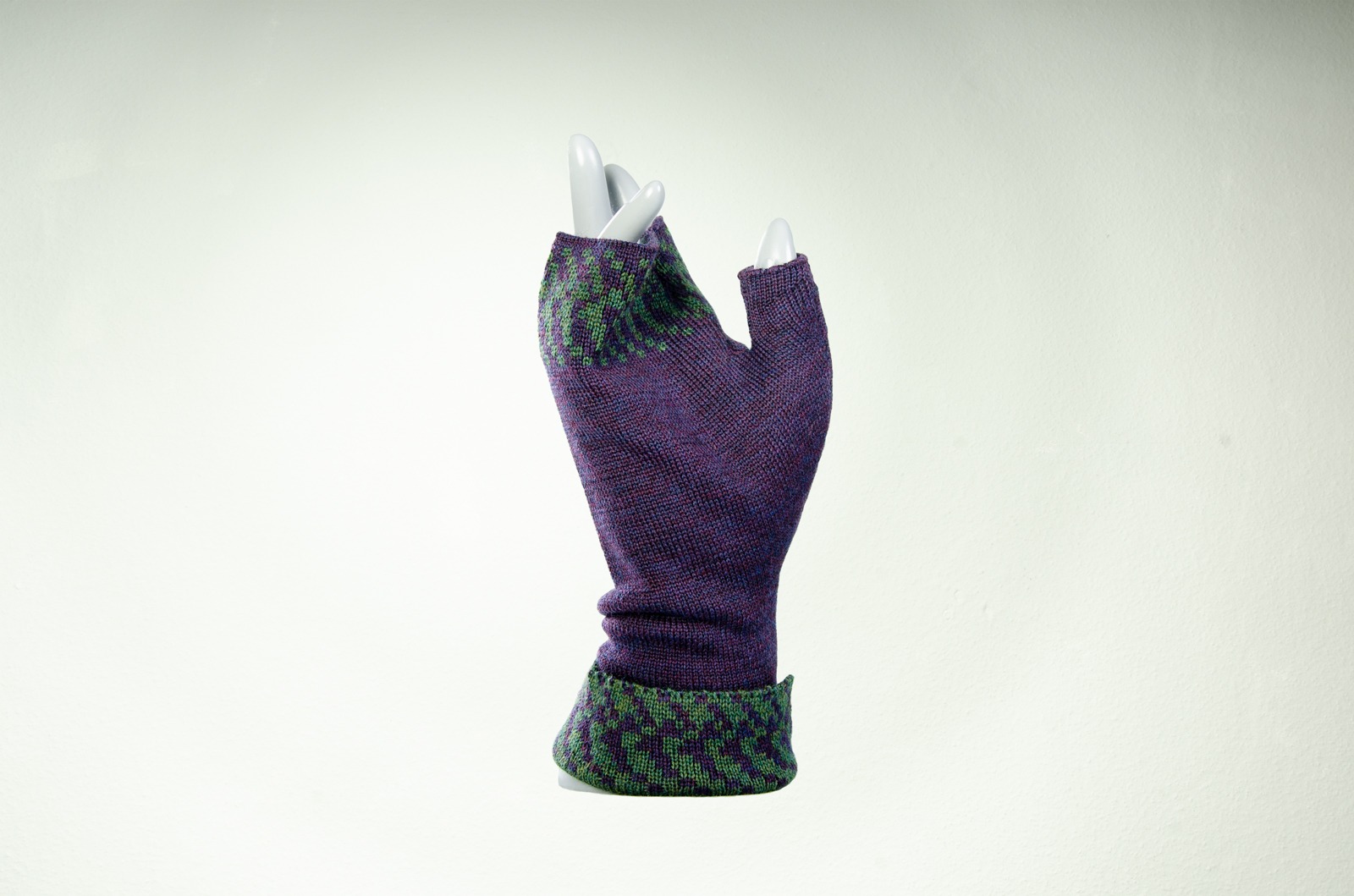 Merino hand warmers pixels in purple and dark green ladies 3