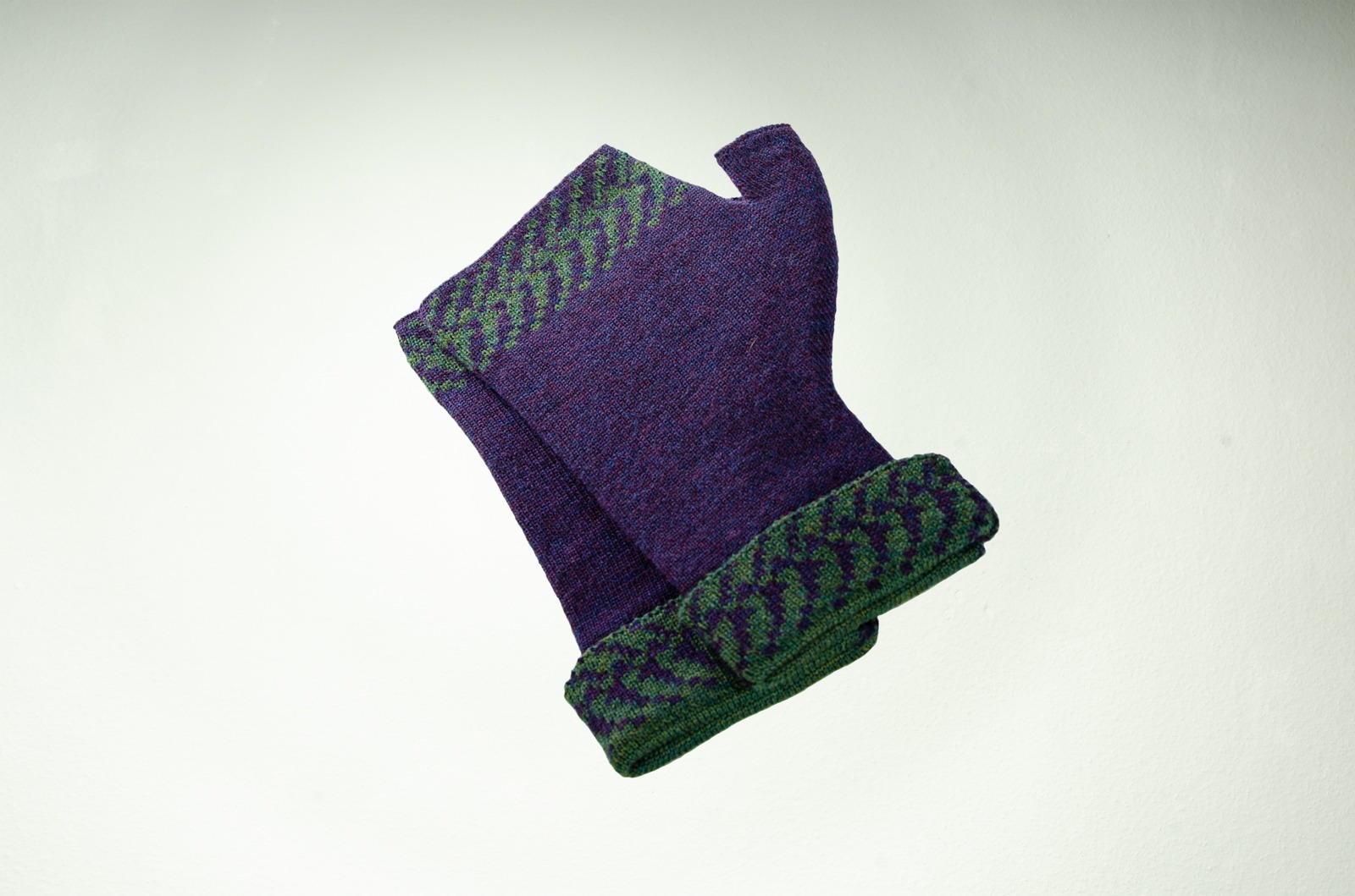 Merino Schal Mütze und Pulswärmer Irland in purpur und dunkelgrün 7