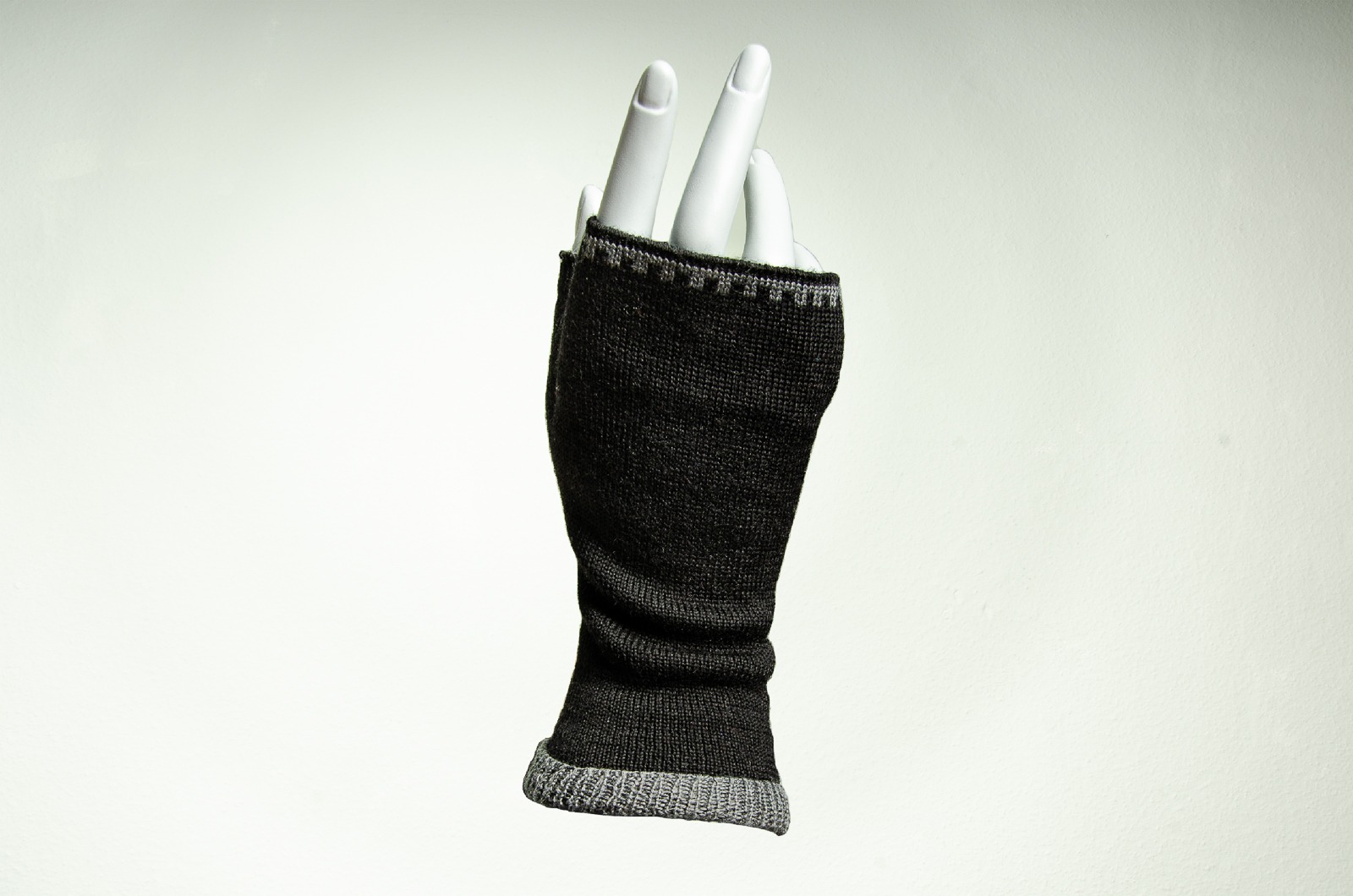 Merino hand warmers in black and gray ladies 2