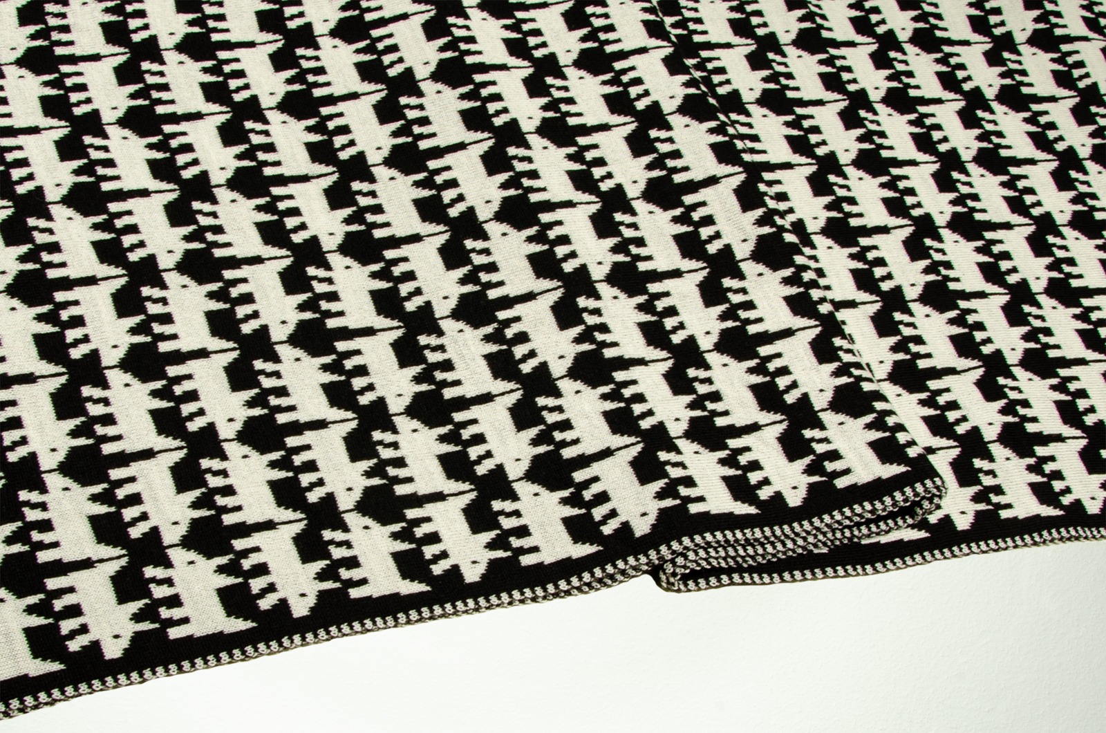 Merino scarf dog in black and white 2
