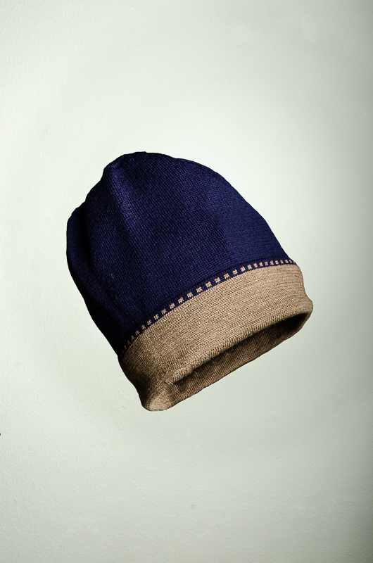 Merino beanie waistband color in dark blue and taupe 2