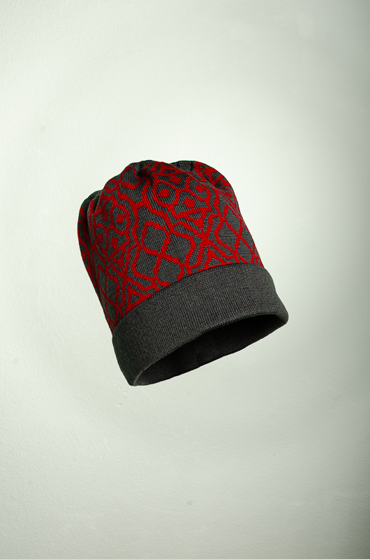 Merino Mütze Netz in den Farben grau und rot 2