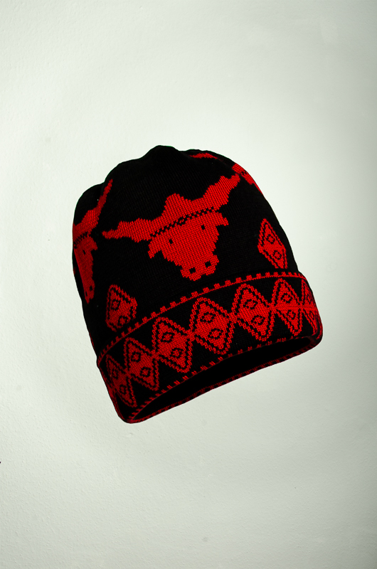 Merino Mütze Stier in den Farben schwarz und rot 2
