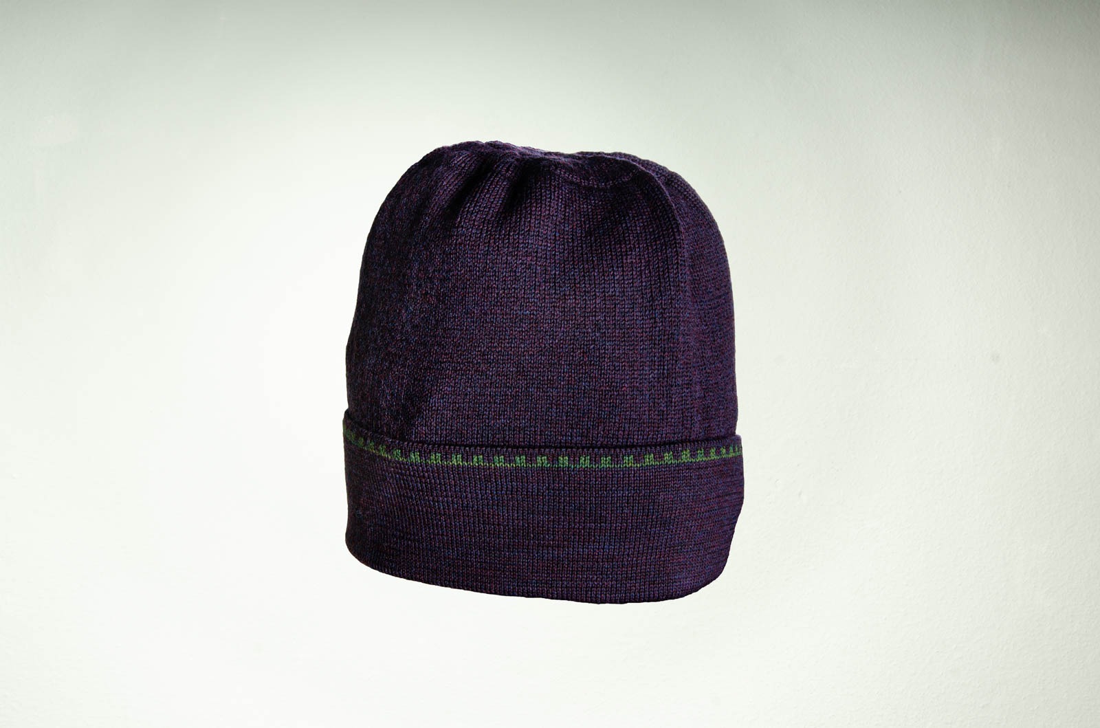 Merino Mütze in lila und dunkelgrün 2