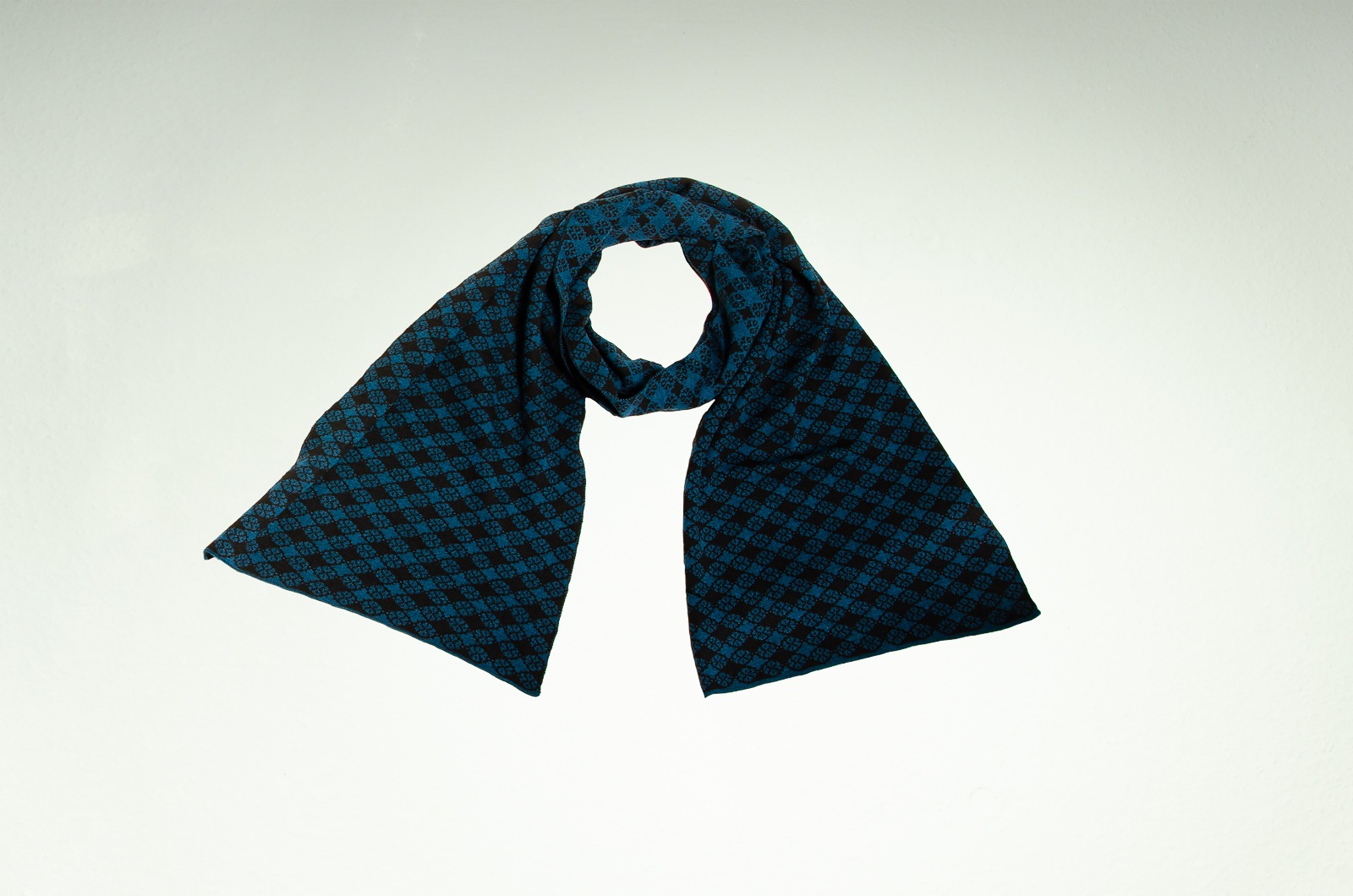 Merino scarf floral check in black and petrol 3