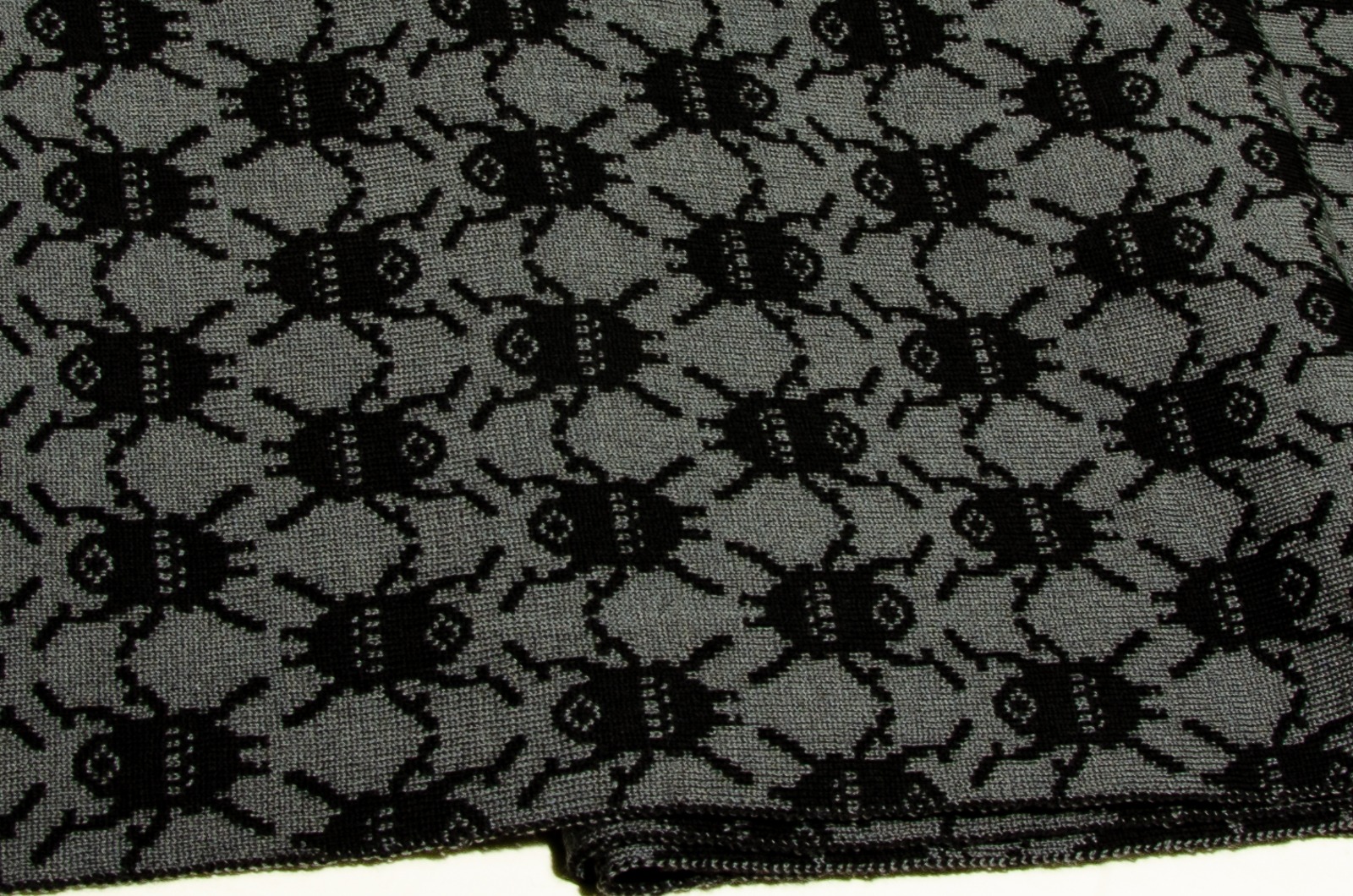 Merino scarf beetle in gray and black