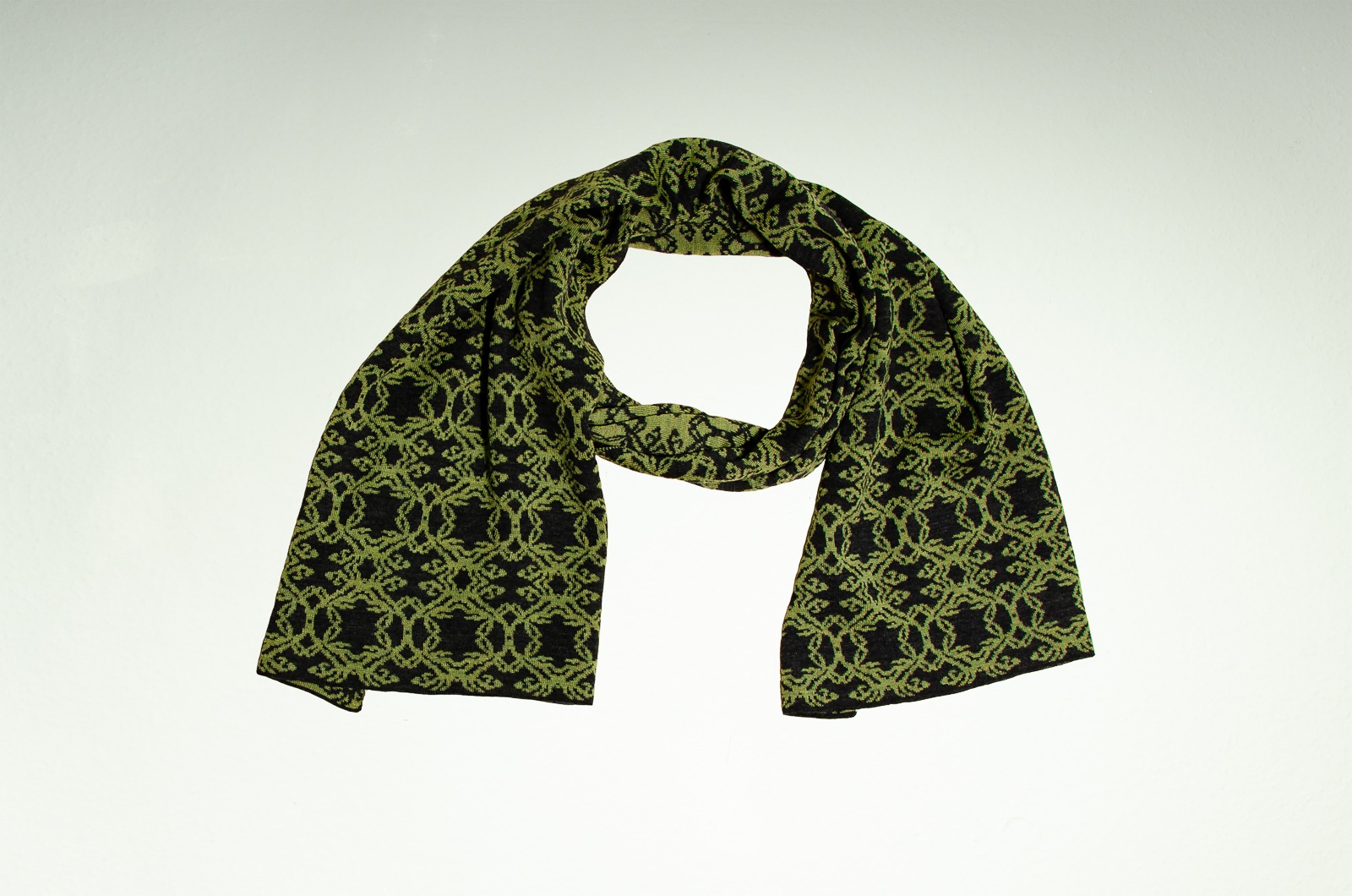 Merino scarf wreath in dark gray and light green 4
