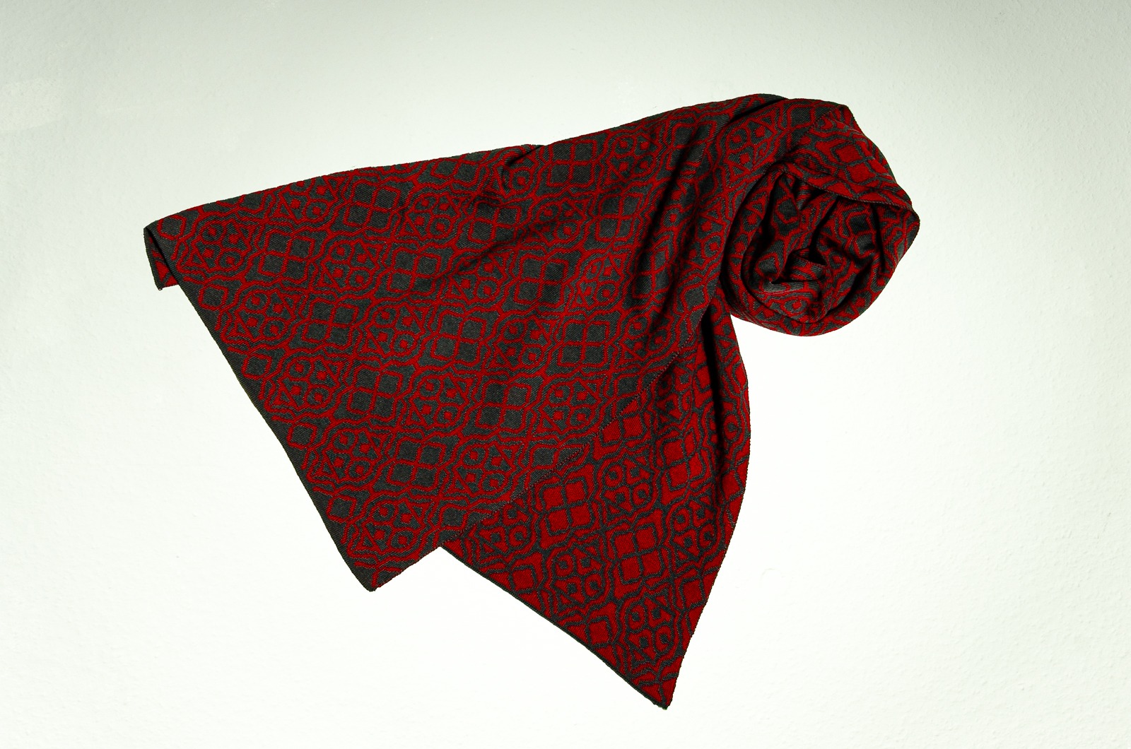 Merino Schal Netz in grau und rot 2