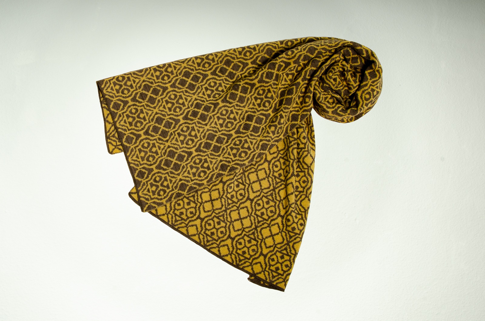 Merino scarf net in taupe and yellow 2