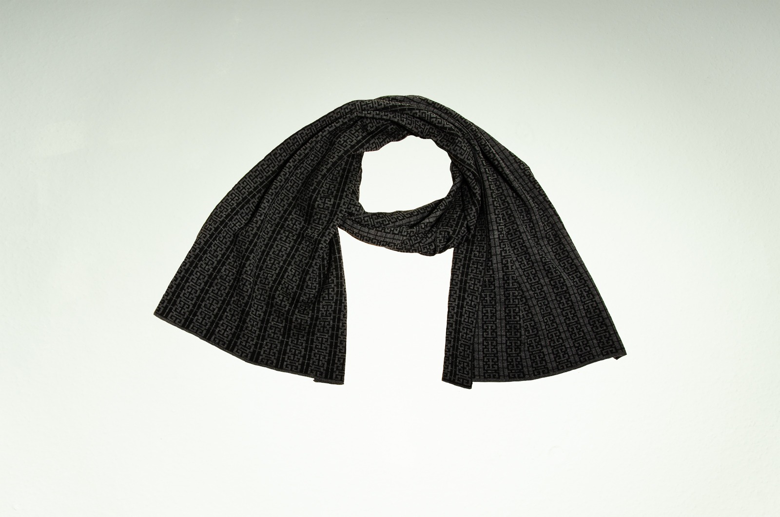Merino scarf Beijing in dark gray and black 3