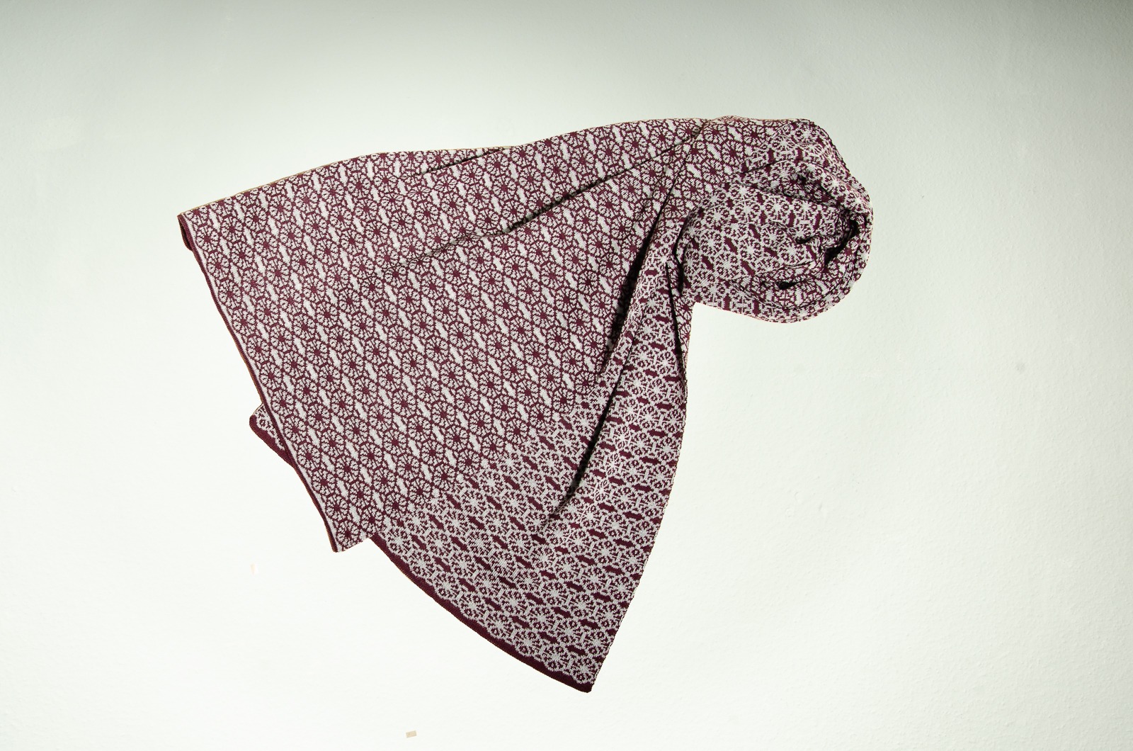 Merino scarf flower in light gray and burgundy 2