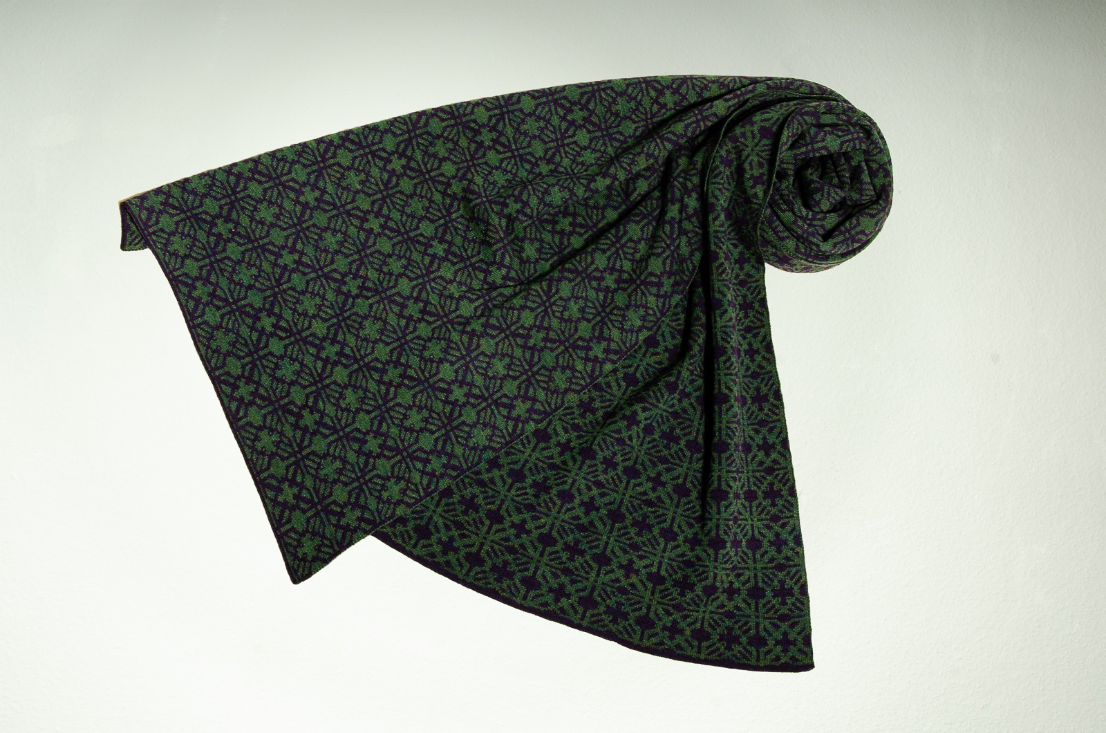 Schal Irland gestrickt aus Merinowolle in dunkelgrün und lila 3