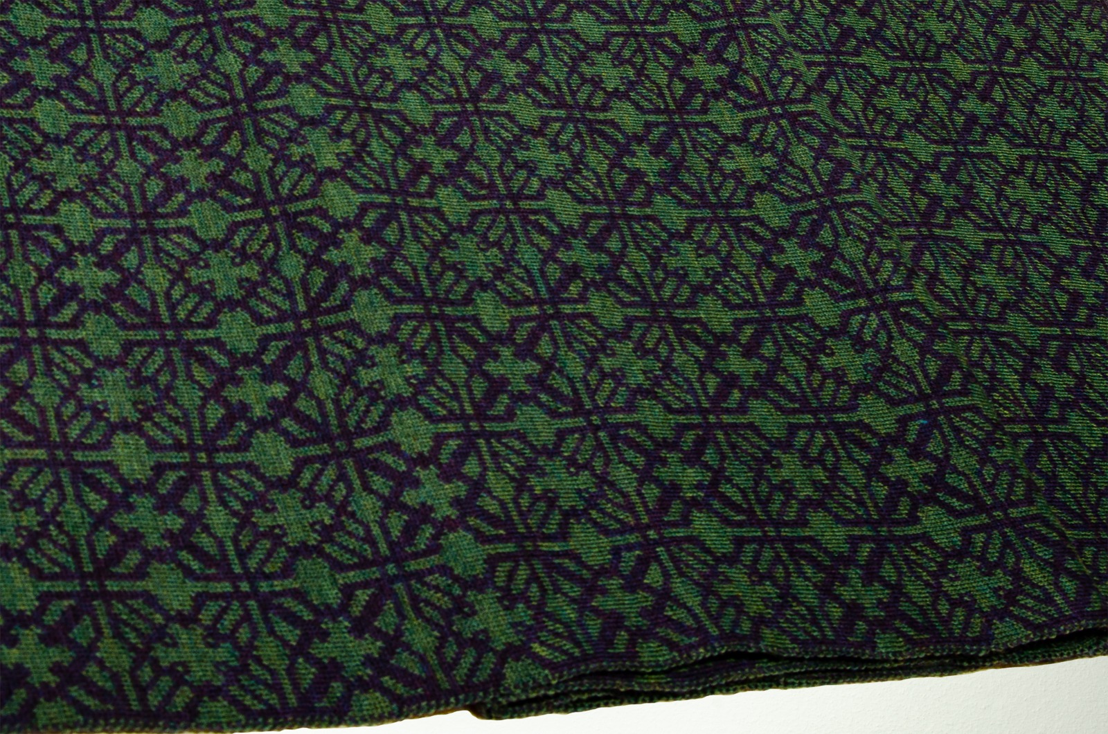 Schal Irland gestrickt aus Merinowolle in dunkelgrün und lila 2