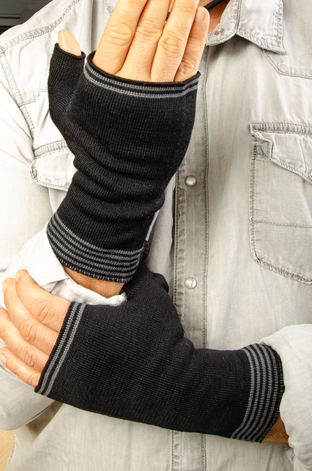 Merino hand warmers men in black and gray 2