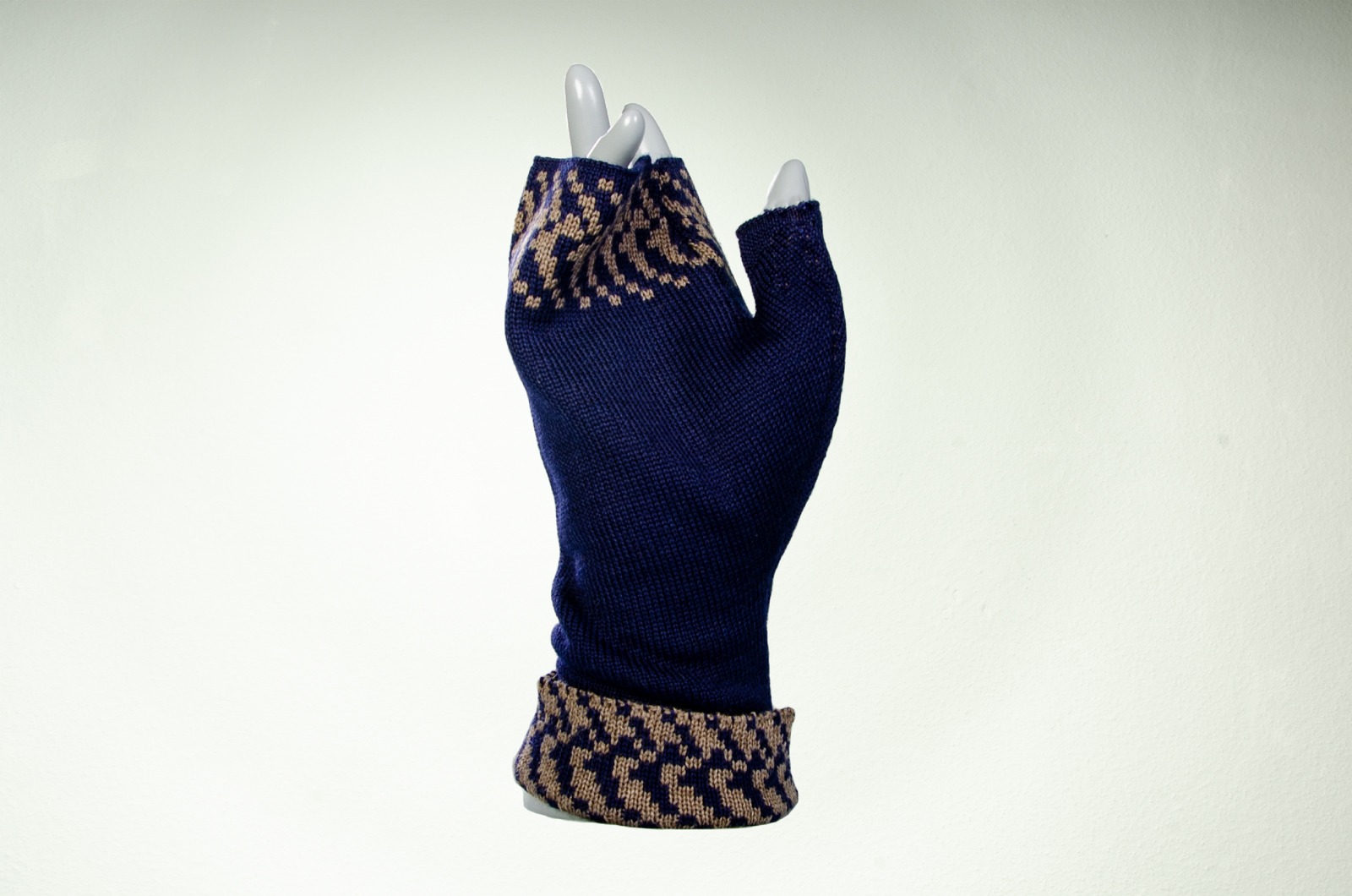 Merino hand warmers Pixel in dark blue and taupe ladies 4