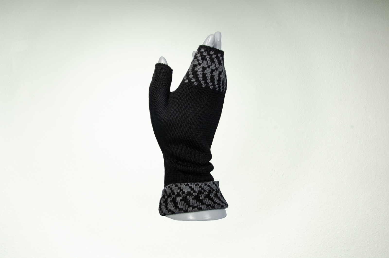 Merino hand warmers pixels in black and gray ladies 2