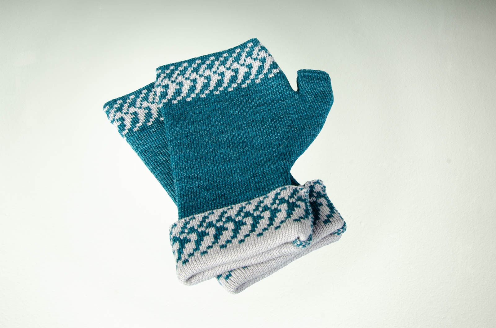 Merino hand warmers Pixel in turquoise and light gray ladies 3