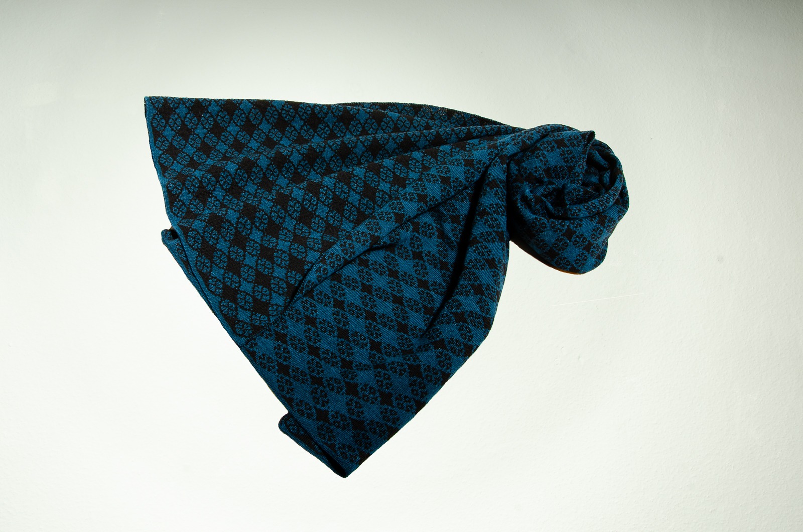 Merino scarf floral check in black and petrol 2