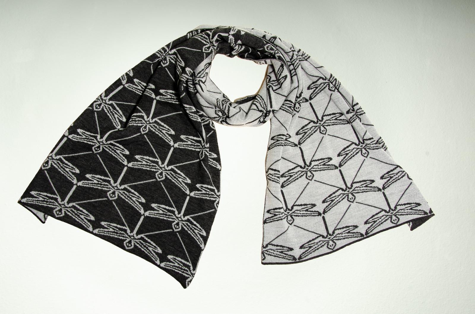 Merino scarf dragonfly and hat in dark gray and silver