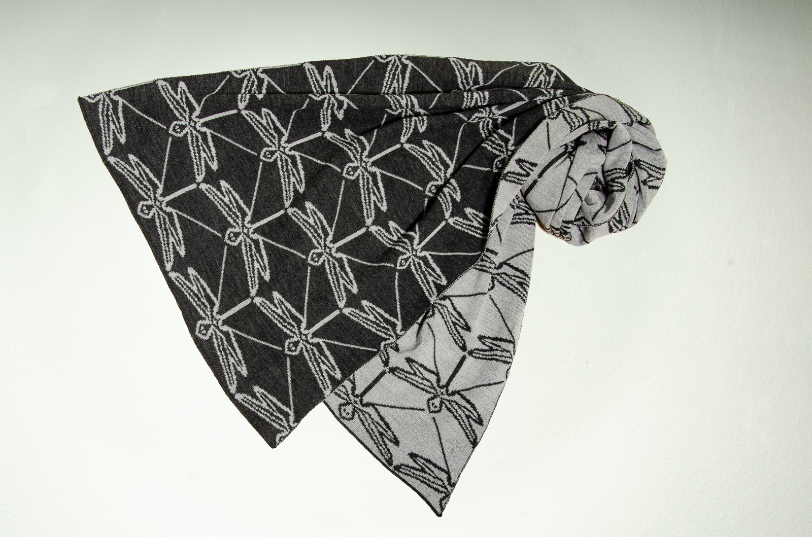 Merino scarf dragonfly and hat collar color in dark gray and silver