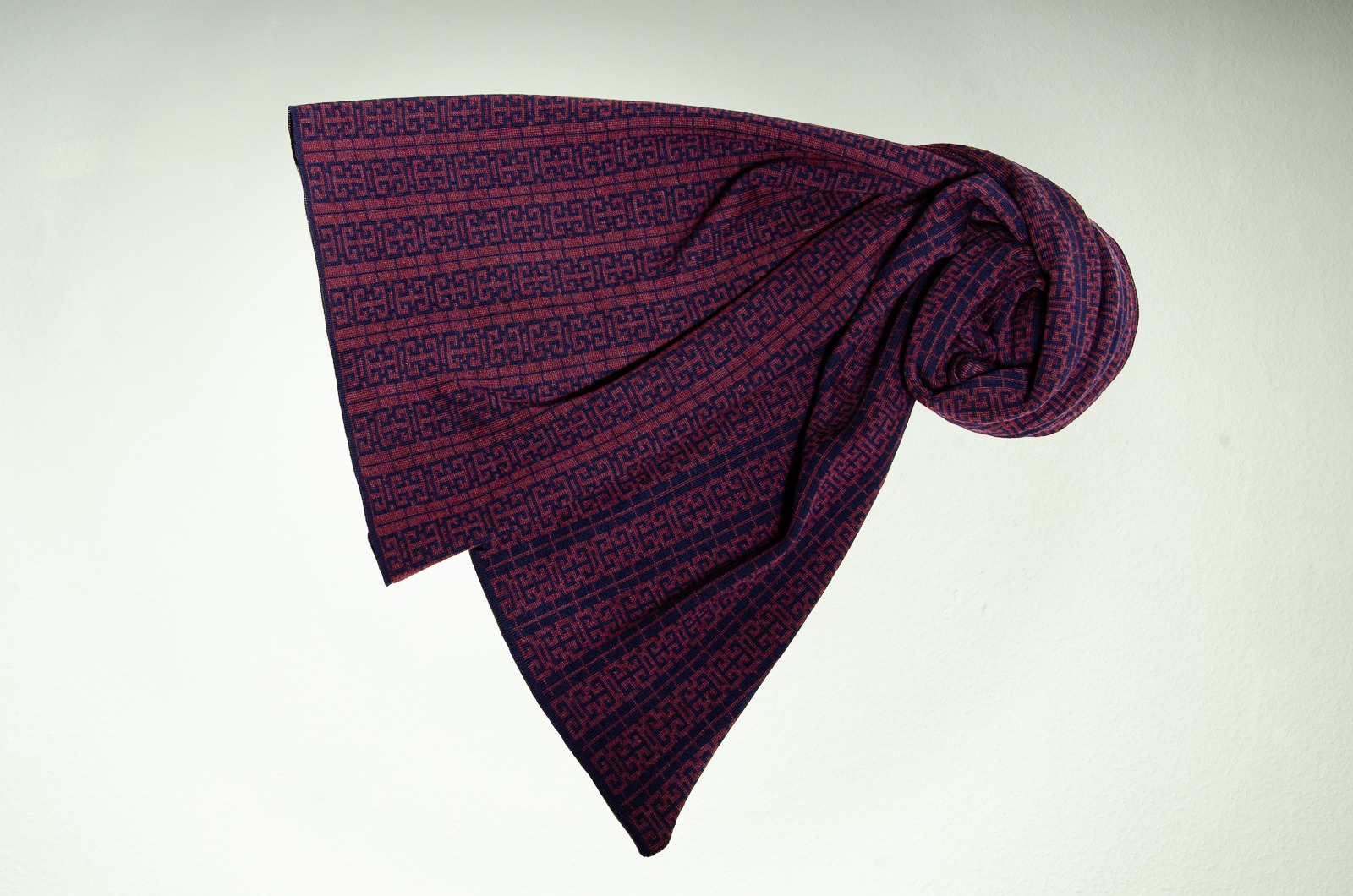 Merino scarf, hat and wrist warmers in dark blue and burgundy 2
