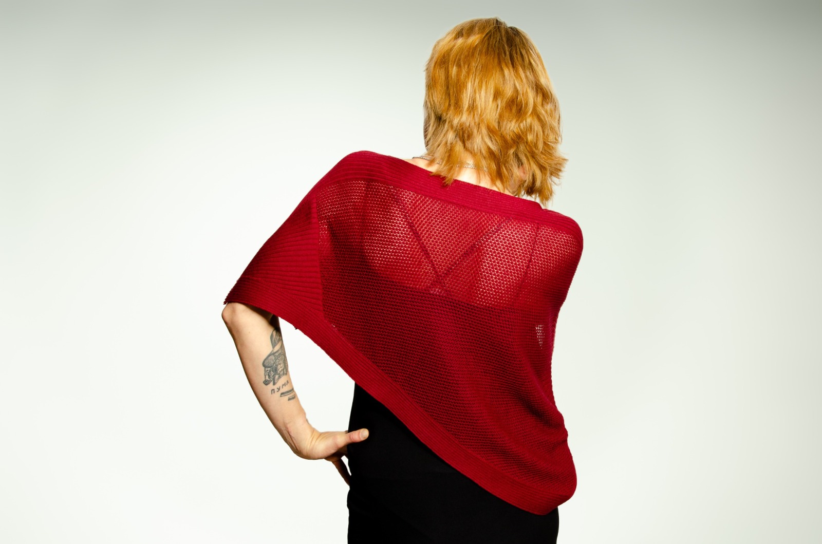 Poncho / cape made of extra-soft Merino in an airy mesh pattern in burgundy 2