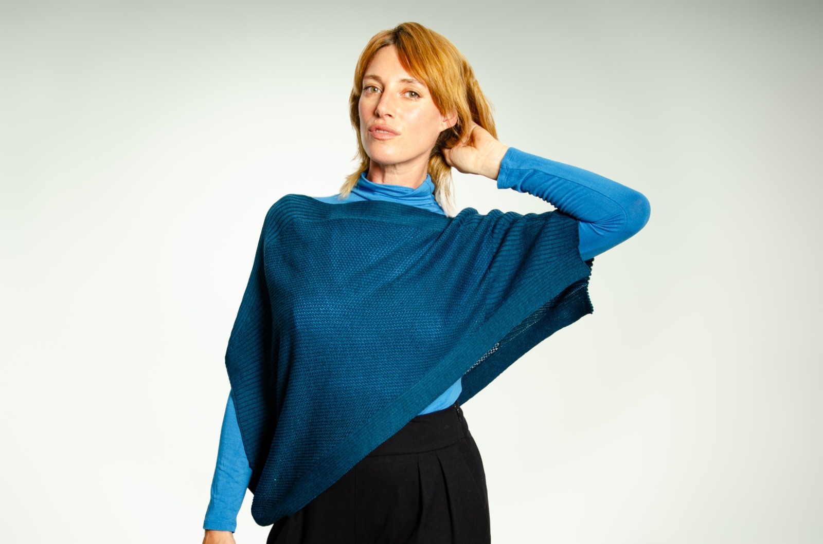 Poncho / cape made of extra-soft Merino in an airy net pattern in petrol 2