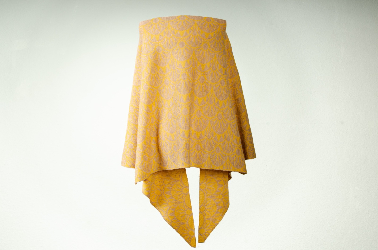Sun shawl made of merino in yellow and sand 6