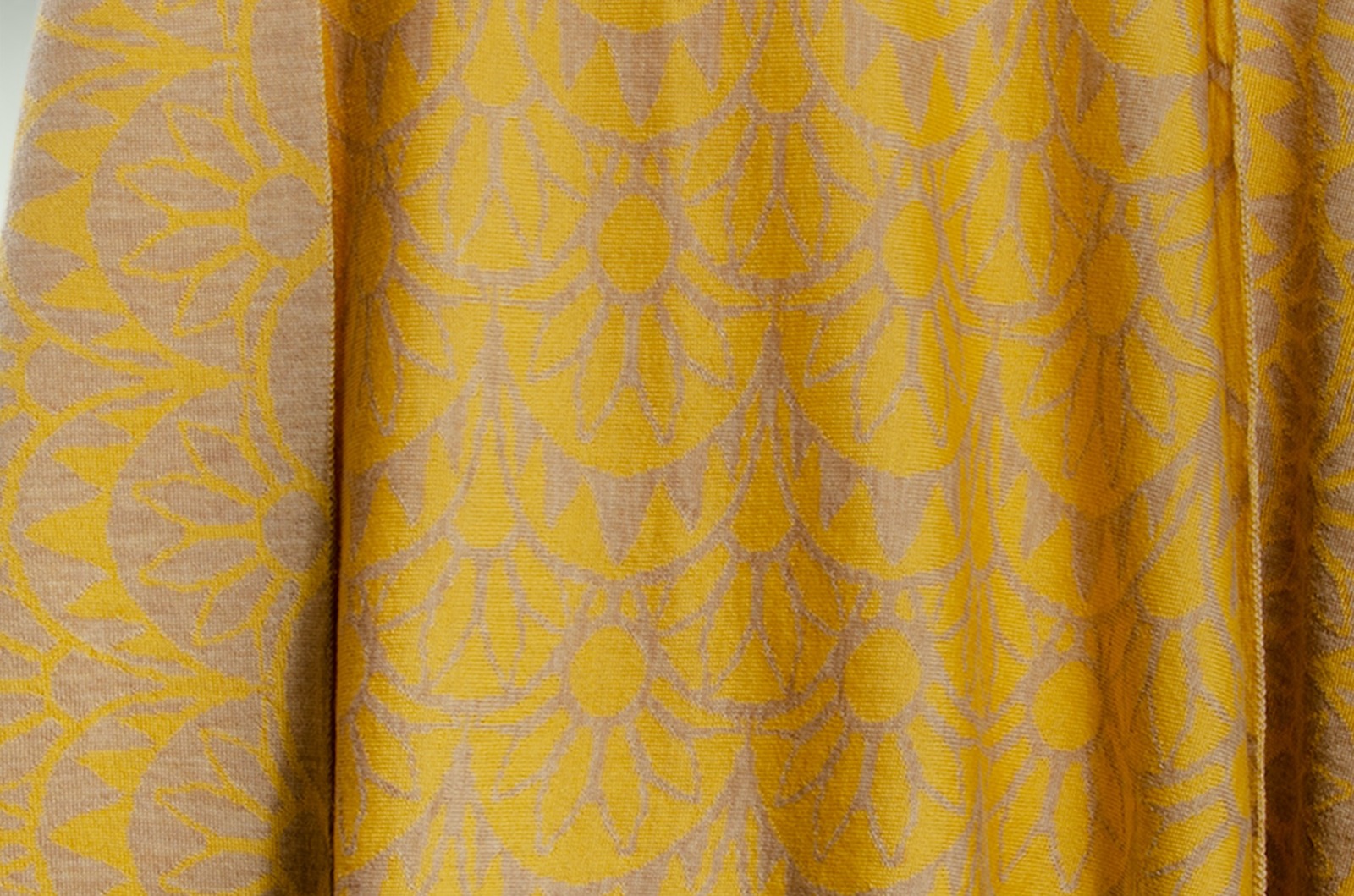 Sun shawl made of merino in yellow and sand 3