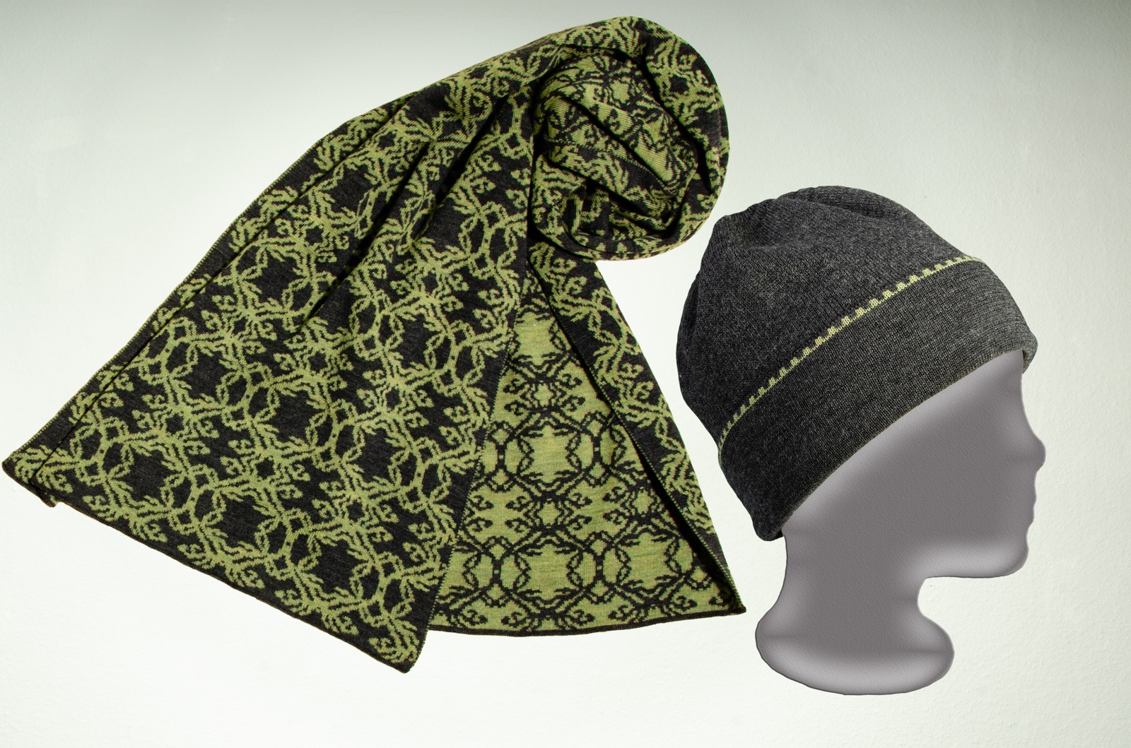 Merino scarf and wreath hat in dark gray and light green 3