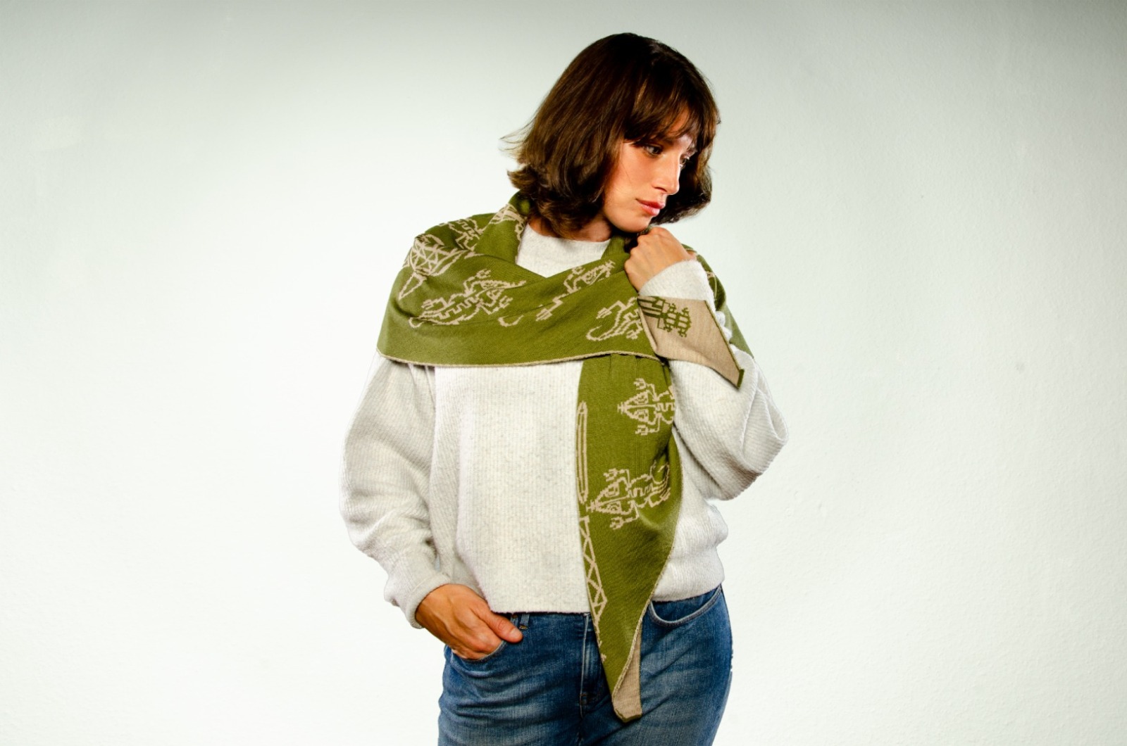 Stole, triangular Aztek shawl in green and beige 5