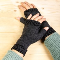 Merino hand warmers pixels in dark gray and black ladies